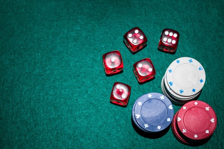 Meja Bandar Ceme dengan kartu dan chip di nami slot